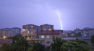 Sungurlu'da şimşekler gökyüzünü aydınlattı
