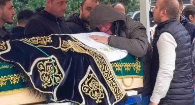 Sünnet cemiyetine çok az kalmıştı, peleriniyle uğurlandı