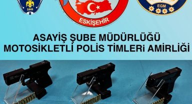 Şüphe üzerine durdurulan araçta 3 tabanca ele geçirildi