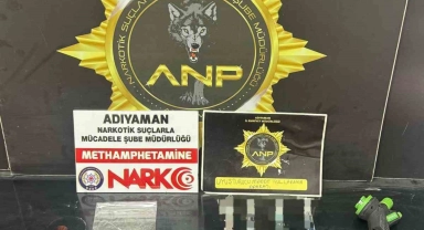 Şüpheli şahısların üzerinden uyuşturucu ve silah çıktı