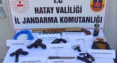 Şüphelilerin evinde yapılan aramada uyuşturucu ve tabanca ele geçirildi