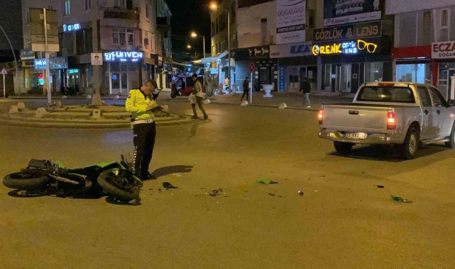 Sürat motoru ile kamyonet çarpıştı: 1 yaralı