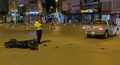 Sürat motoru ile kamyonet çarpıştı: 1 yaralı