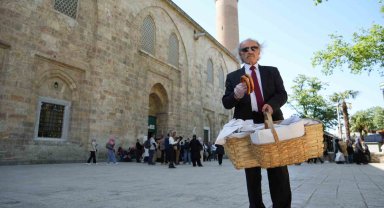 Takım elbiseli seyyar simitçi