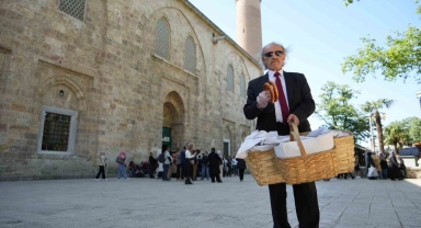 Takım elbiseli seyyar simitçi