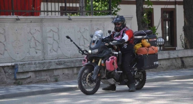 Taylandlı turist Türkiye'yi motosikletiyle şehir şehir geziyor