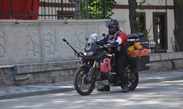 Taylandlı turist Türkiye'yi motosikletiyle şehir şehir geziyor