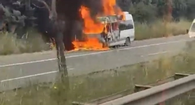 TEM'de minibüs alev alev yandı