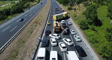 TEM'de tır devrildi, kilometrelerce kuyruk oluştu