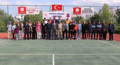Tenis turnuvasında derece girenlere ödülleri verildi
