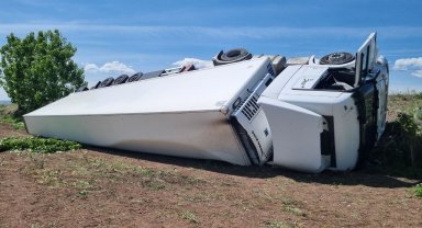 Tır şarampole devrildi, sürücü yara almadan kurtuldu
