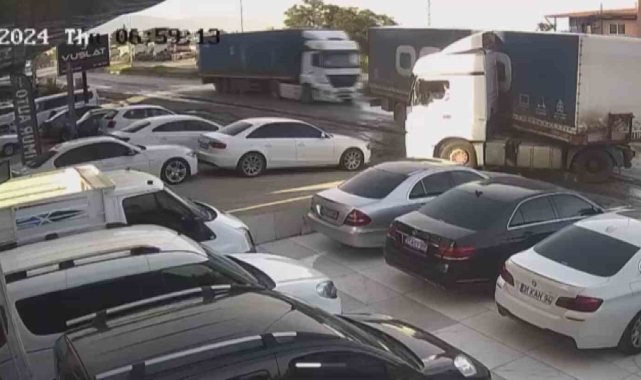 Tır şoförünün ustalığı faciayı önledi: O anlar kamerada