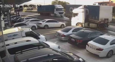 Tır şoförünün ustalığı faciayı önledi: O anlar kamerada