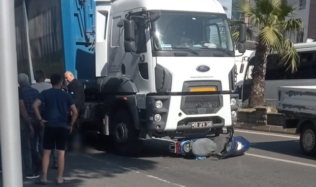 Tırın altında kalan motosikletli hayatını kaybetti