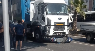 Tırın altında kalan motosikletli hayatını kaybetti