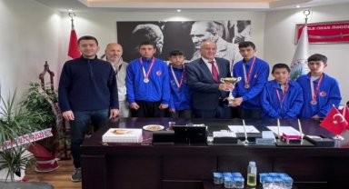 Tokat'ta birinci olan bocce takımından Belediye Başkanı Özgür'e ziyaret