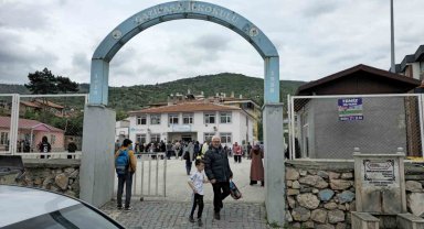 Tokat'ta akli dengesi yerinde olmayan şahıs okul bahçesinde korkulu anlar yaşattı