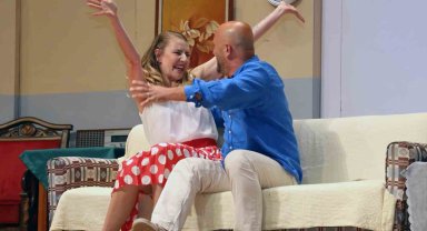 Tom, Dick ve Harry' izleyicileri kahkahaya boğdu