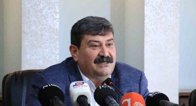 Toroslar Belediyesinin borçları belediye binasına asıldı