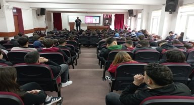 Trabzon'da gençlere yönelik dezenformasyon ile mücadele eğitimleri veriliyor