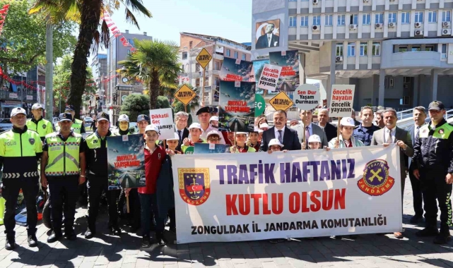 Trafik Haftası kutlamasına katılanlara kırmızı düdük dağıtıldı