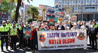 Trafik Haftası kutlamasına katılanlara kırmızı düdük dağıtıldı
