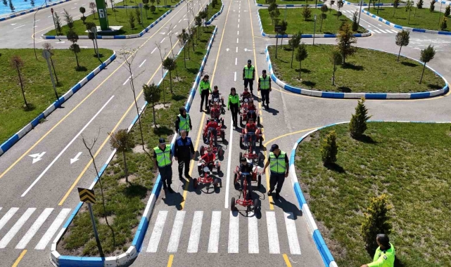 Trafik jandarmasından öğrencilere uygulamalı trafik eğitimi