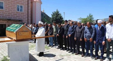 Trafik kazasında hayatını kaybeden köy muhtarı son yolculuğuna uğurlandı