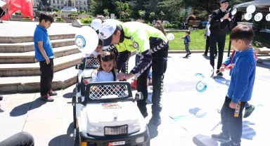 Trafik kuralları yolda sürücülere, meydanda çocuklara anlatıldı