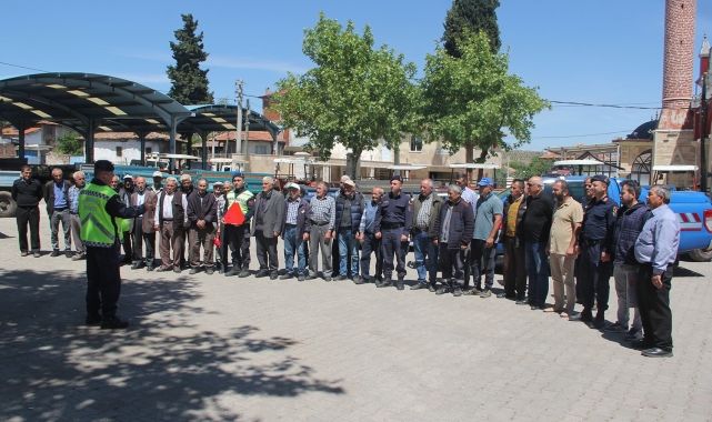 Traktör sürücülerine reflektör ve yelek dağıtıldı