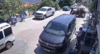 Traktörle kafa kafaya çarpışan motosiklet sürücüsü metrelerce savruldu