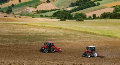 Traktörünün deposunu dolduran tarlasına koşuyor
