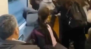 Tramvayda kız öğrenciler saç saça baş başa kavga etti