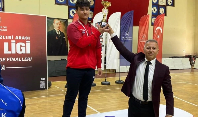 Turnuvadan bronz madalyayla döndü