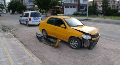 Üç aracın karıştığı kazada 1 kişi yaralandı