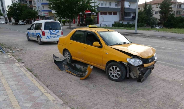 Üç aracın karıştığı kazada 1 kişi yaralandı