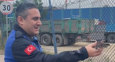 Uçamayan serçenin imdadına yetiştiler