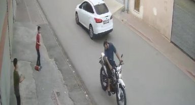Uçurtma ipine takılan motosiklet sürücüsü kaza yaptı