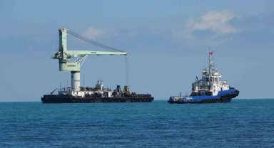 Ukrayna bandıralı römorkör ve vinç platformu dikkat çekti, gerçek sonra ortaya çıktı