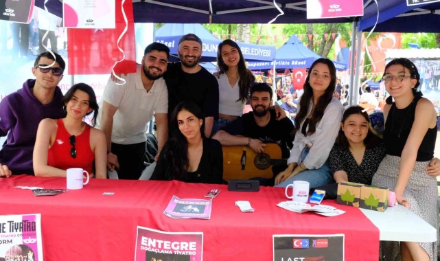 Uluslararası Odunpazarı 3D Gençlik Festivali'nde tiyatro ekipleri stant açtı vatandaşları bilgilendirdi