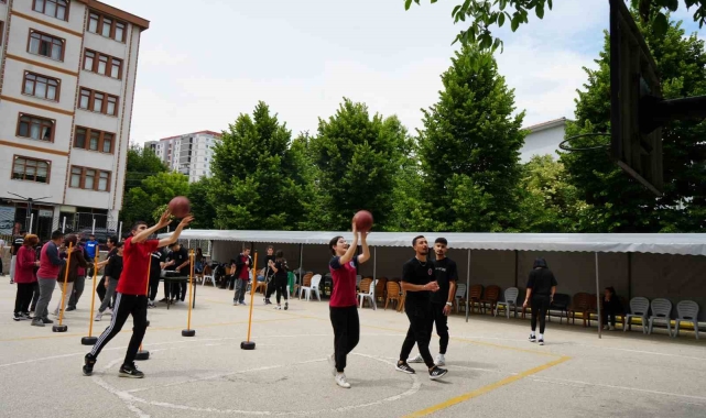 Üniversite öğrencileri özel bireylere sporla katkı sağlıyor