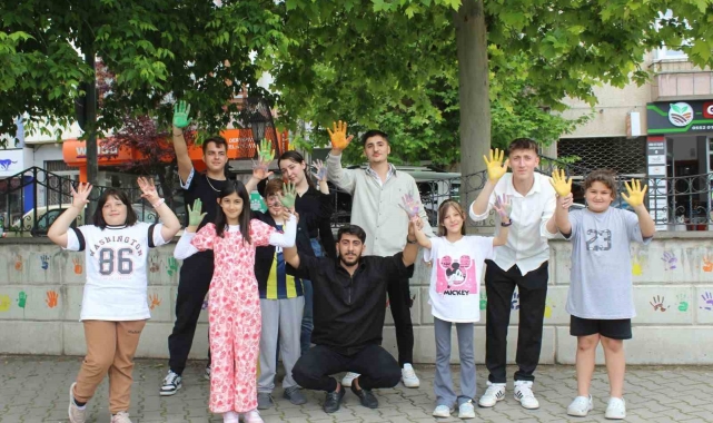 Üniversitesi öğrencileri, çocuklarla oyunlar oynayıp boyama yaptı
