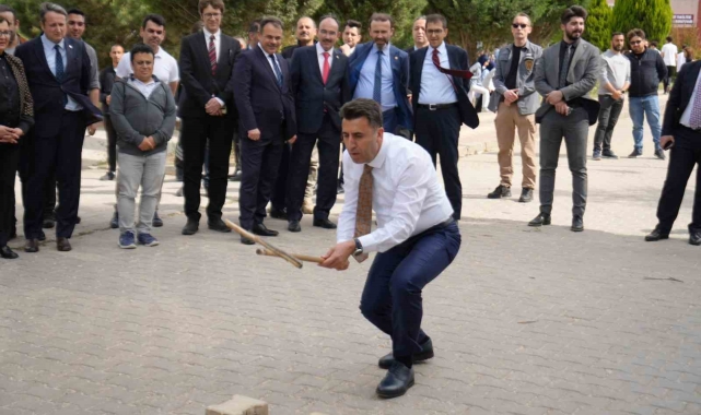'Unutulmaya Yüz Tutmuş Geleneksel Oyunlar Şenliği'nde renkli görüntüler oluştu