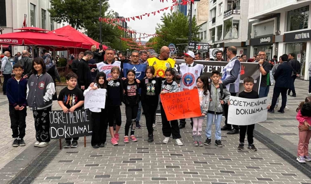 Uşak'ta eğitim sendikası üyesi öğretmenler iş bıraktı