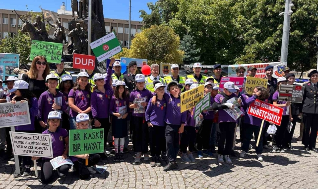 Uşak'ta öğrencilere kırmızı düdük dağıtıldı