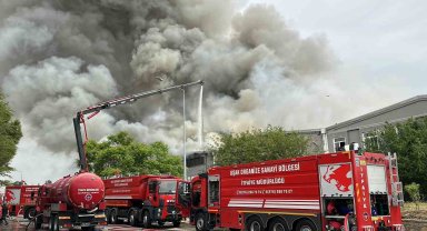 Uşak'ta tekstil fabrikasında çıkan yangına müdahale ediliyor