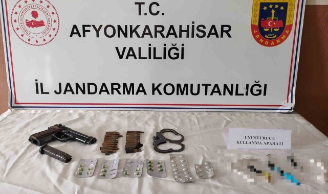 Uyuşturucu baskınında tabanca ve kelepçe ele geçirildi