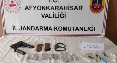 Uyuşturucu baskınında tabanca ve kelepçe ele geçirildi