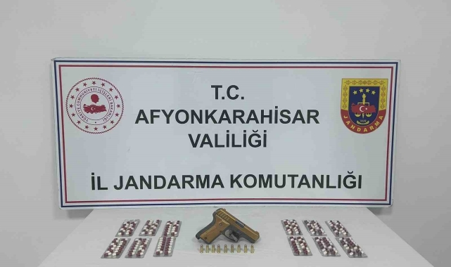 Uyuşturucu hapları satamadan jandarmaya yakalandılar