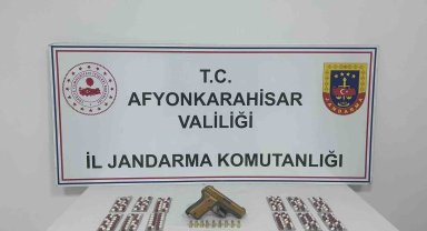 Uyuşturucu hapları satamadan jandarmaya yakalandılar